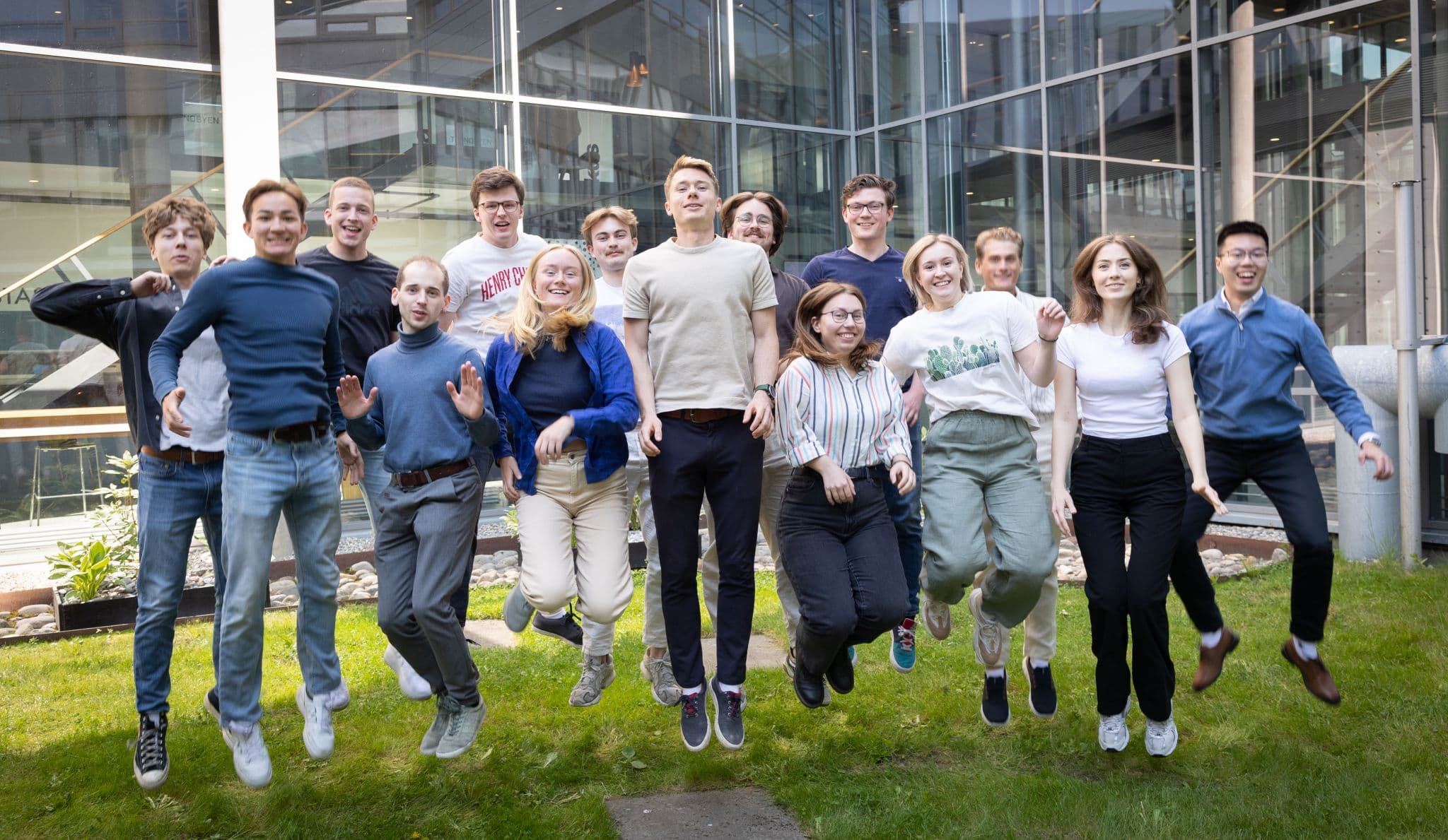 Foto av sommerstudentene som hopper